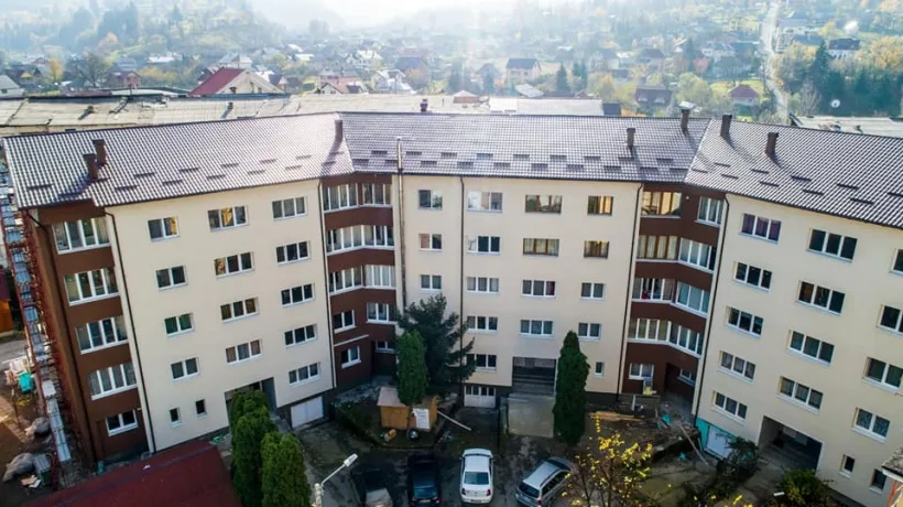 Tot mai mulți români cumpără locuinţe cu banii jos