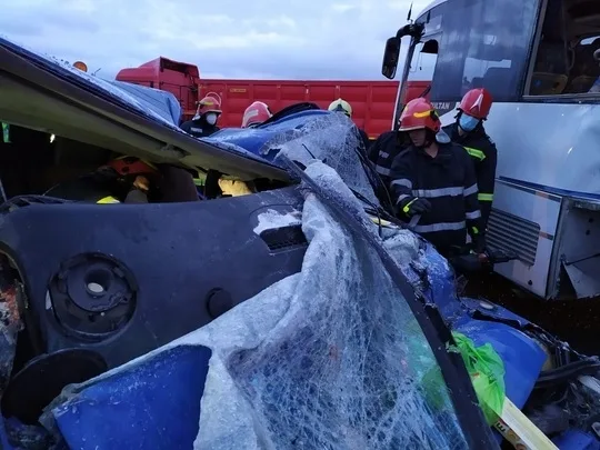 13 răniți și un mort, în urma unui accident în care au fost implicate un autocamion, un autobuz şi un microbuz
