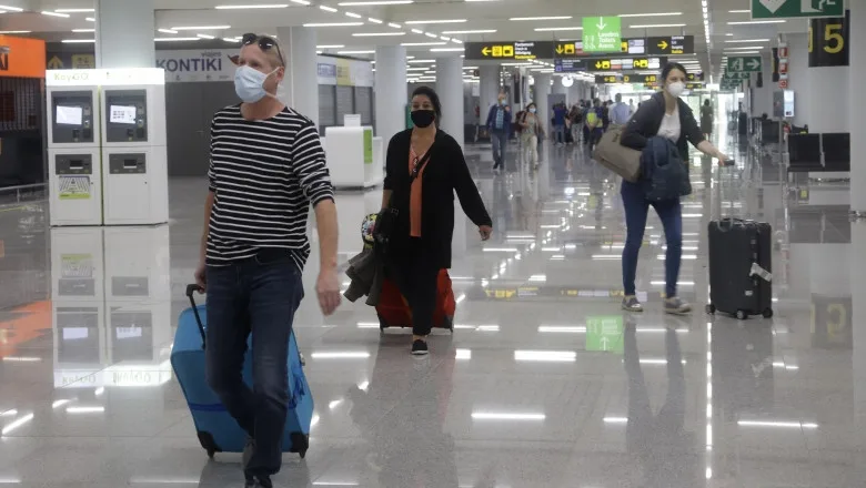Carantină la domiciliu 14 zile pentru persoanele care vin în România din 49 de ţări. Vezi aici lista!