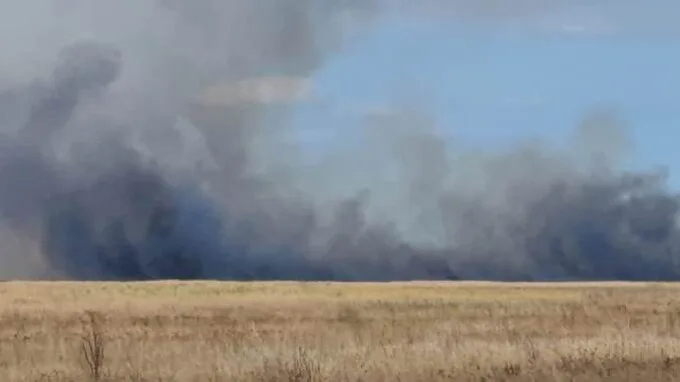 Pompierii au intervenit pentru stingerea unui nou incendiu de vegetaţie uscată izbucnit în zona Vadu