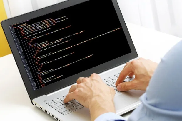 Hakeri români ”producători” de aplicații pentru lansarea unor atacuri informatice