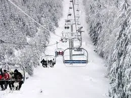 Autorităţile din Sinaia au decis aplicarea unei amenzi în cuantum de 2.500 de lei turiştilor care nu respectă regulile stabilite pentru domeniul schiabil