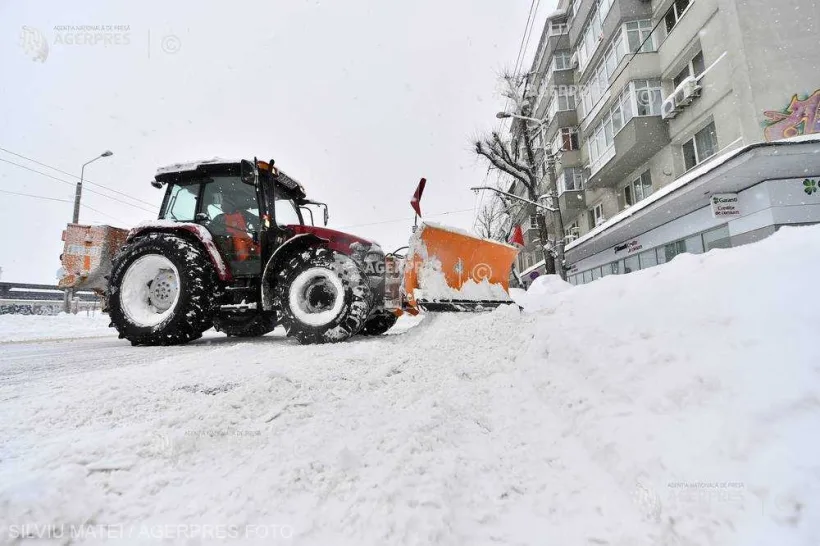 Peste 400 de utilaje sunt pregătite să intervină în București pentru deszăpezire şi combaterea poleiului