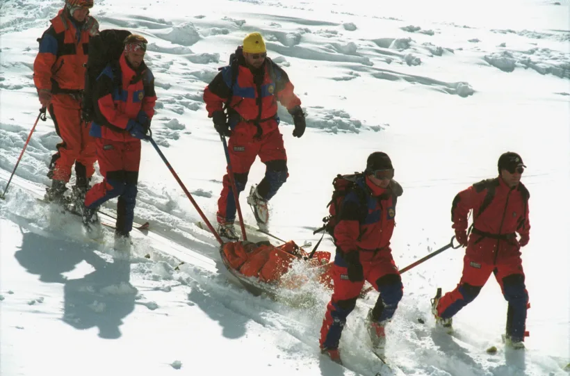 Două femei, surprinse de o avalanșă în Munții Bucegi, sub vârful Țigănești