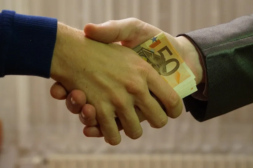 Comisarul șef al Gărzii de Mediu Tulcea a fost reținut de procurori pentru că a luat mită