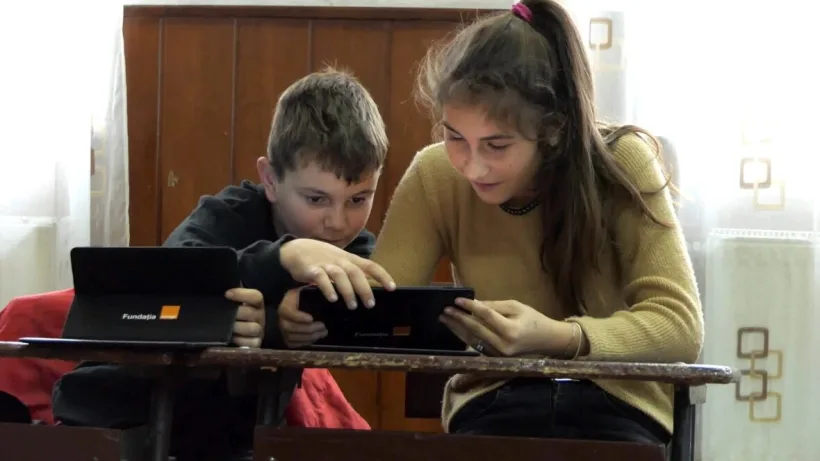 Digitaliada- 1500 de tablete pentru elevii fără posibilități financiare