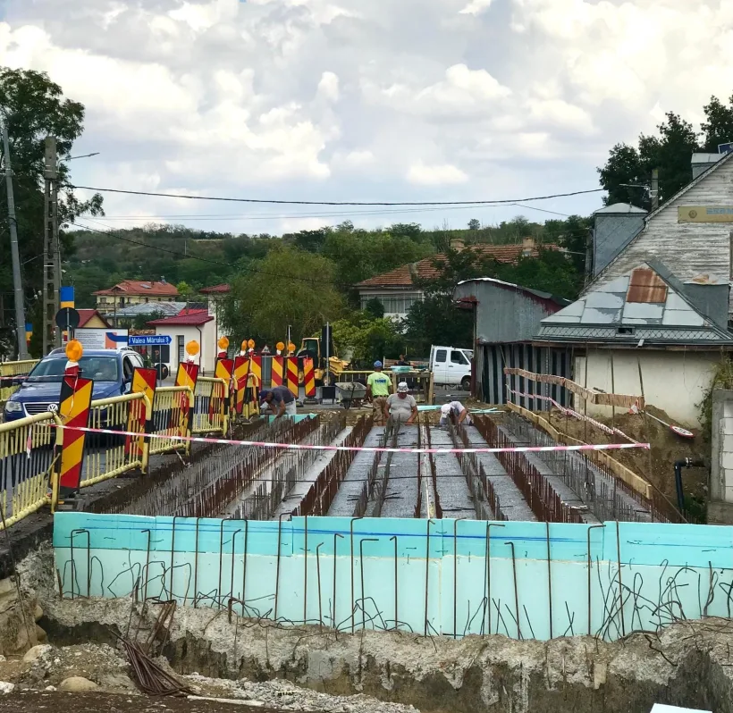 Un pod vechi de jumătate de secol din județul Galați, modernizat complet: grinzi de peste 100 tone, montate deja