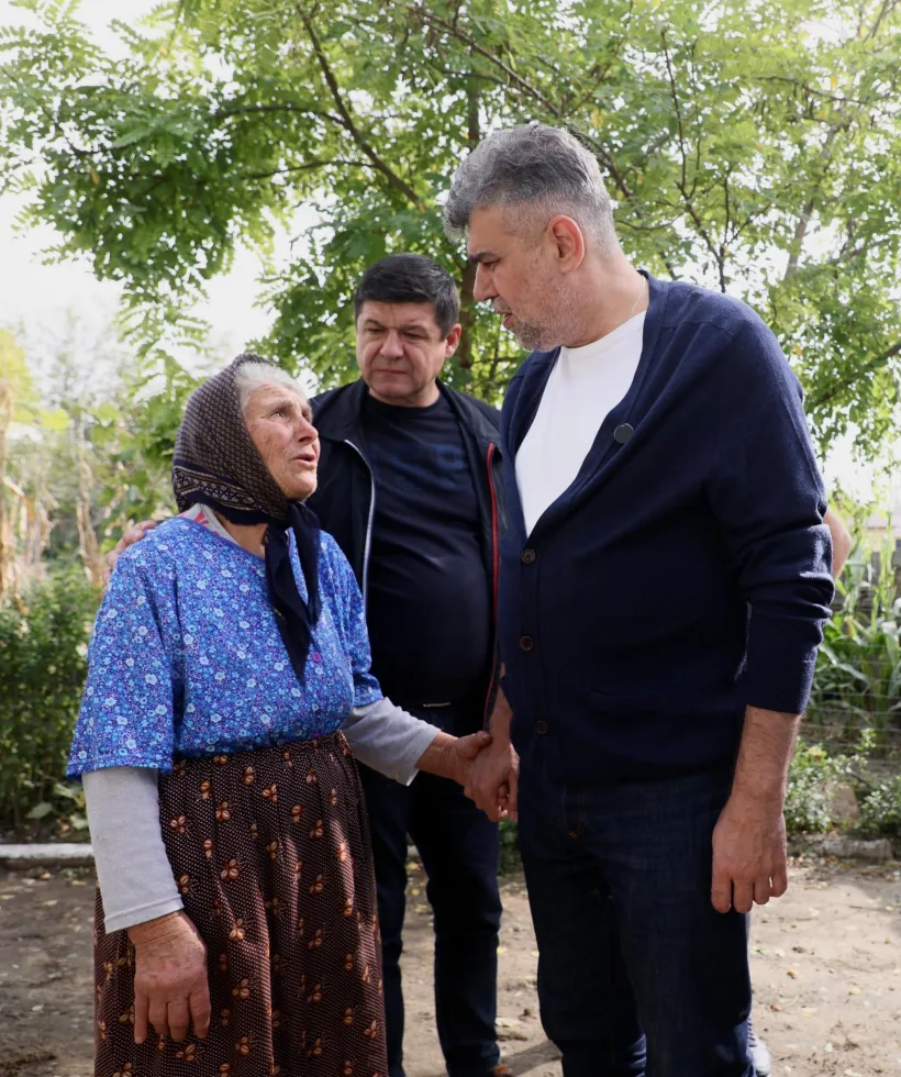 Victimele inundațiilor primesc lemn pentru încălzirea locuințelor