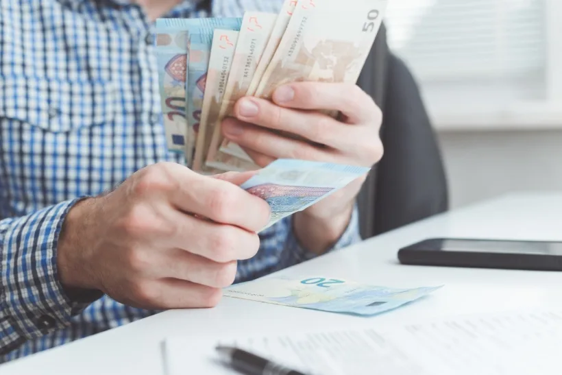 Salariul minim va crește la 4.050 de lei anul viitor