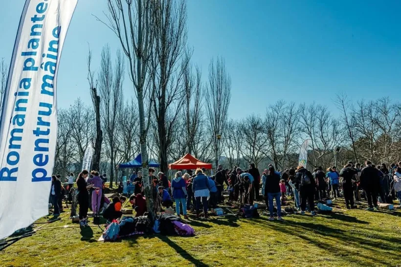 Peste 15.000 de puieți și arbori forestieri, plantați în Parcul Tineretului în week-end