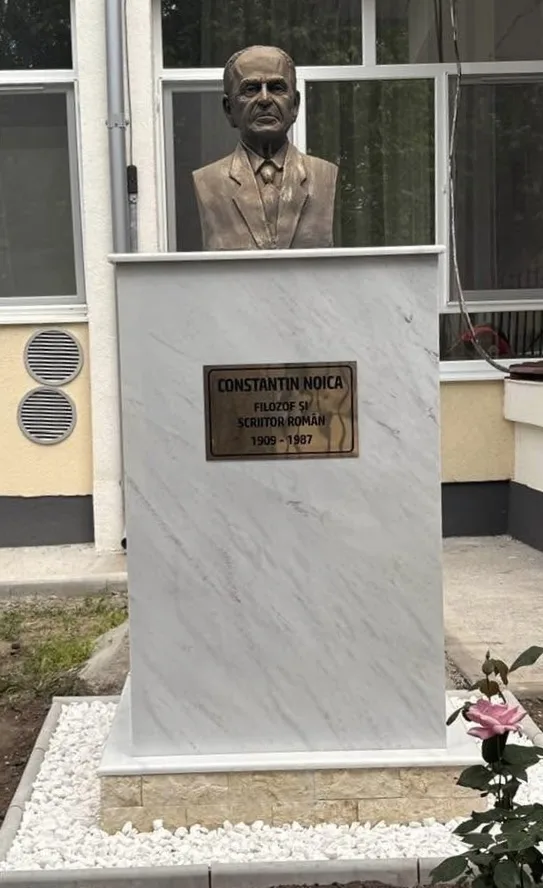 Bustul lui Constantin Noica, în curtea liceului cu același nume din Alexandria