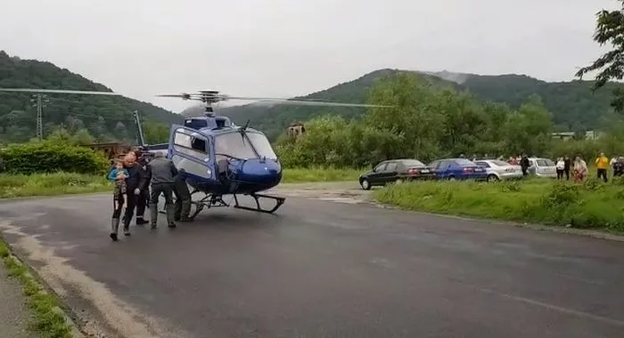 12 copii și 9 adulți, evacuați din mijlocul viiturii cu elicopterul