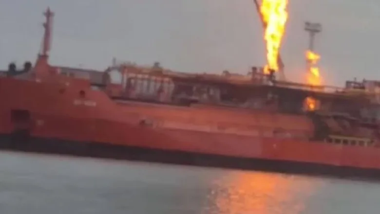 Incendiu pe o navă ucraineană încărcată cu GPL, aproape de graniță; 15 persoane evacuate din satul tulcean Plauru