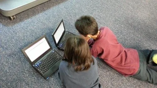 Laptop sau tabletă, la cerere, pentru elevii cu bursă de ajutor social