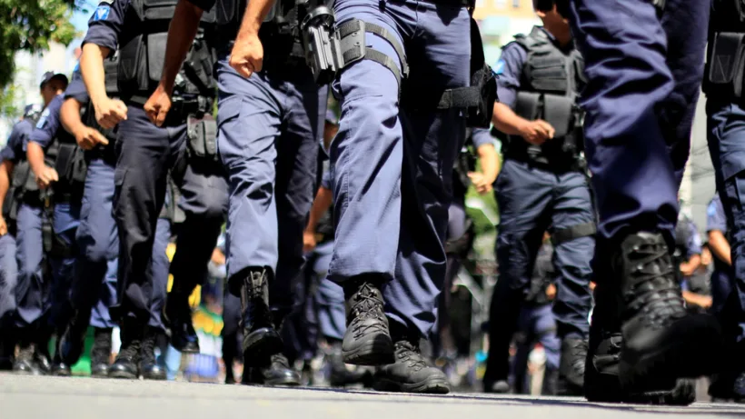 Șapte infractori urmăriți internațional, aduși în România de Poliție