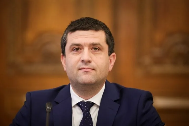 Moțiune simplă împotriva ministrului Apărării: acuzații de declarații iresponsabile