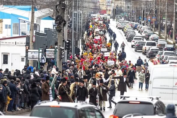 Parada obiceiurilor de iarnă, succes „de public” în centrul Sucevei