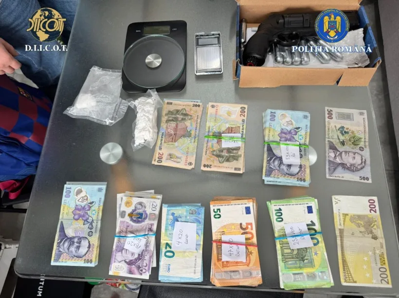 Percheziție la locuința unui traficant de cocaină din Craiova: pistol cu aer comprimat și sume mari de bani ridicate