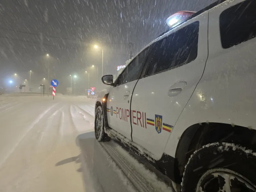 Trafic îngreunat și drumuri blocate în centrul, sudul și estul României din cauza viscolului și stratului mare de zăpadă