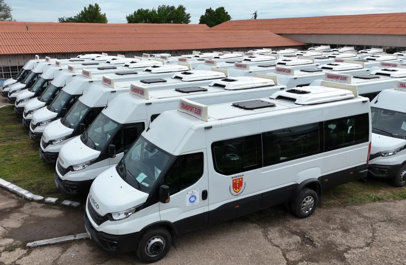 Elevii din 30 de comune gălățene vor fi transportați cu microbuze hibride noi