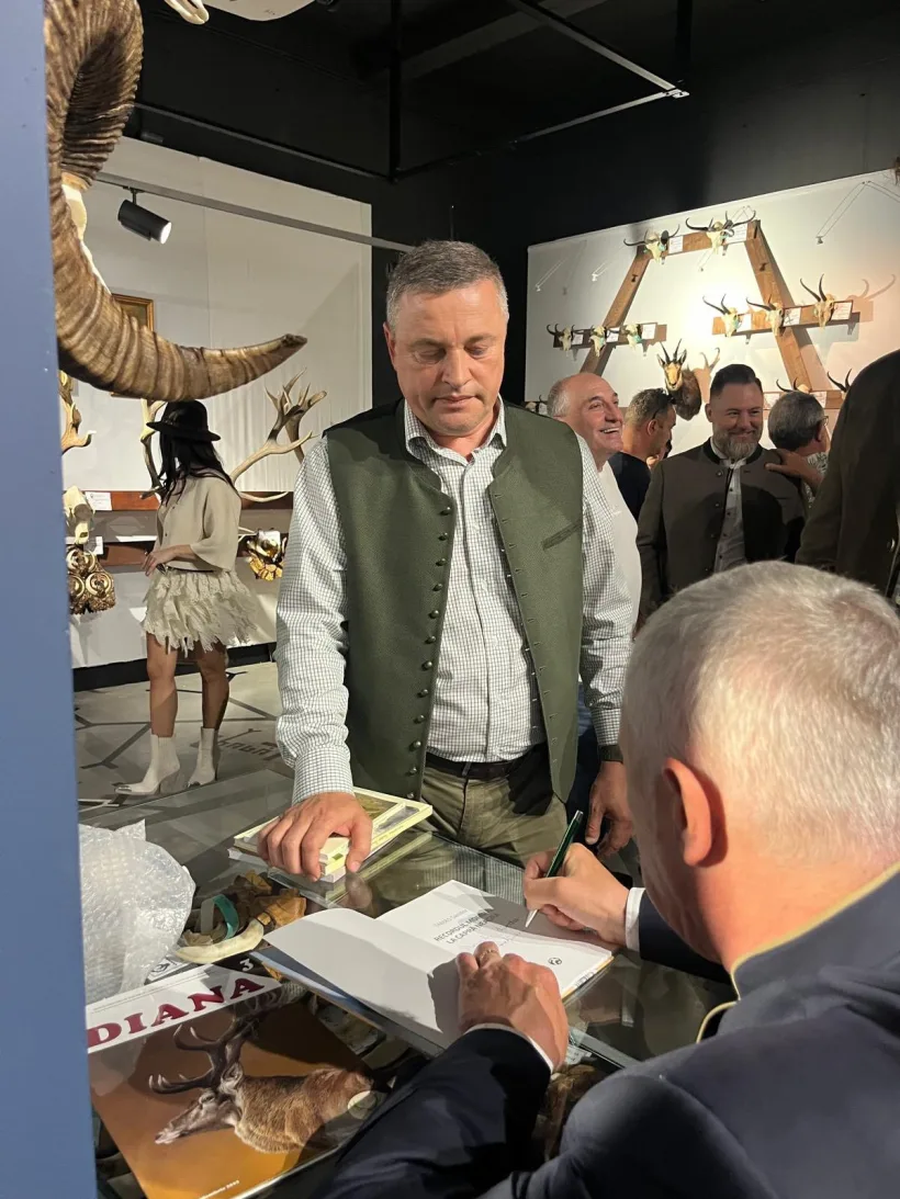 Cartea „Recordul mondial la capră neagră”