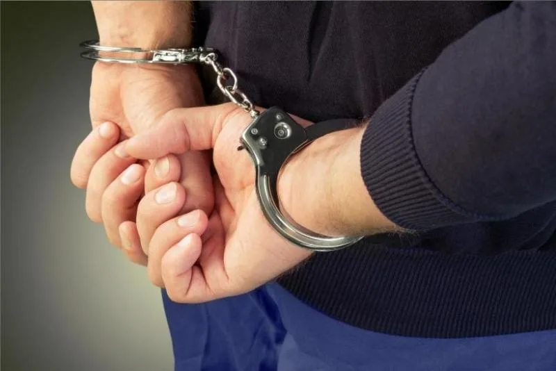 Un bărbat recidivist și în stare de ebrietate a lovit cu pumnul în față un polițist
