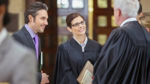 Grefierii vor să schimbe hainele. Ei i-au cerut ministrului Justiției să primească robe negre precum cele ale magistraților