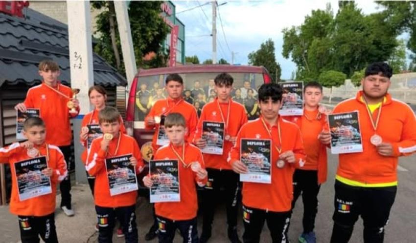 10 medalii pentru luptătorii juniori din Călărași, într-un turne internațional de la Soroca