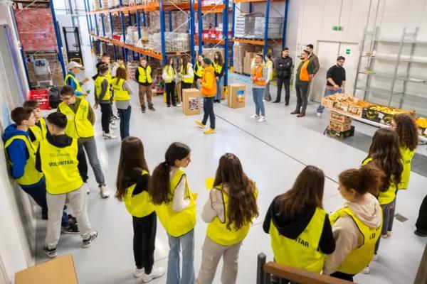 Elevi din sectorul 6 în Proiectul „Să faci o faptă bună fără să aștepți nimic în schimb”