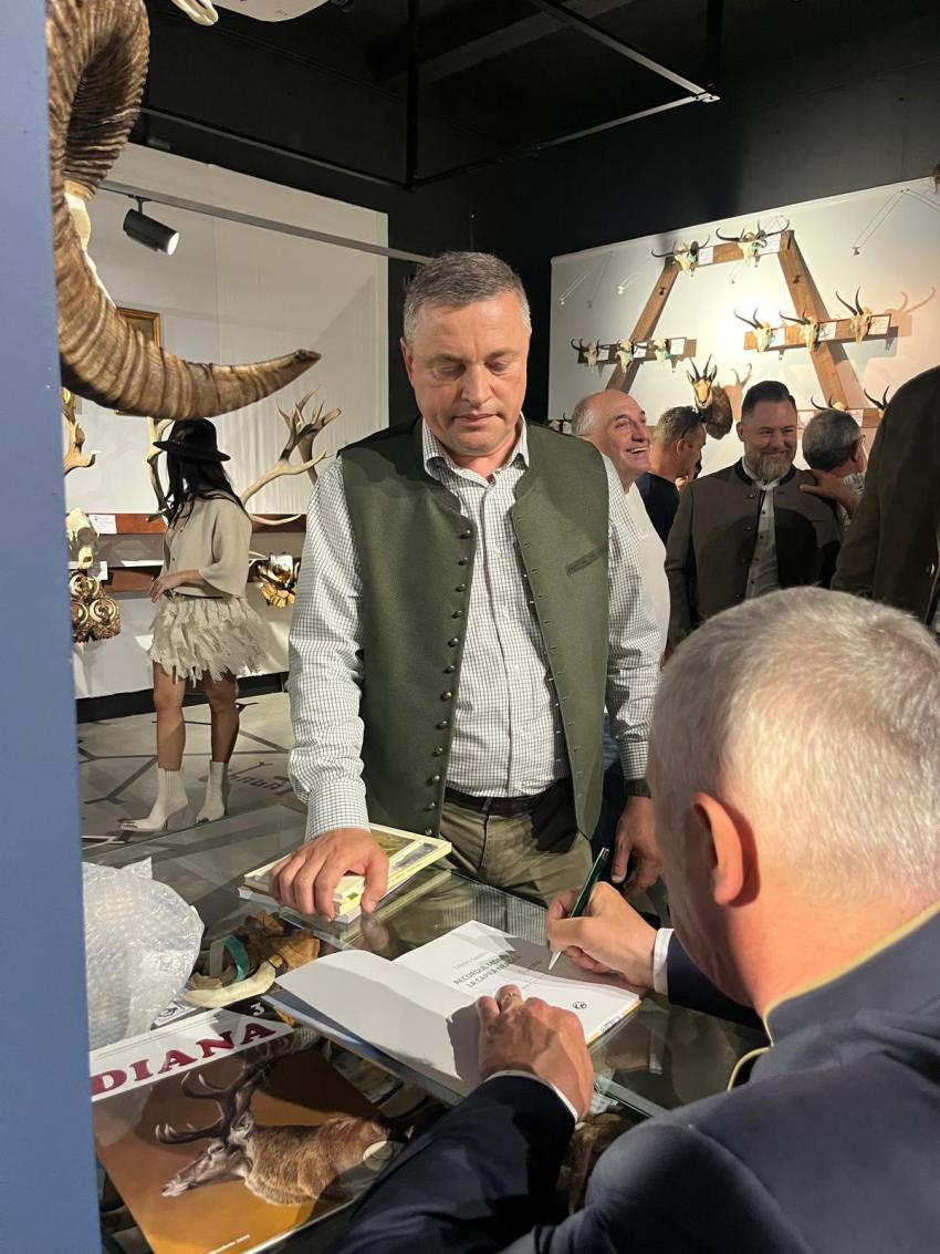Cartea „Recordul mondial la capră neagră”