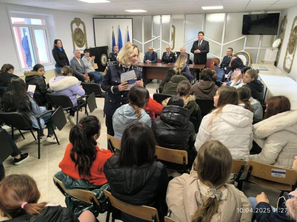 Educația înseamnă prevenție...care începe prin dialog și implicare