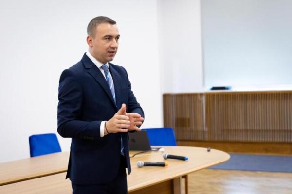 Ministrul Bogdan Ivan anunță deblocarea burselor &bdquo;Ștefan Obobleja&rdquo;: Finanțăm cu 7 milioane de lei tinerii specialiști rom&acirc;ni
