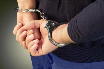 Un bărbat recidivist și în stare de ebrietate a lovit cu pumnul în față un polițist