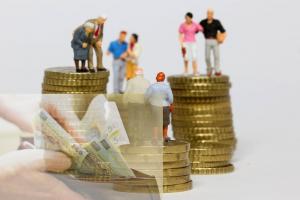 Pensionarii primesc banii mai devreme: calendar modificat de Paște