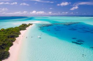 Copie a Copie a Early tourists choices to the sea of Maldives in fancy dresses and suits
