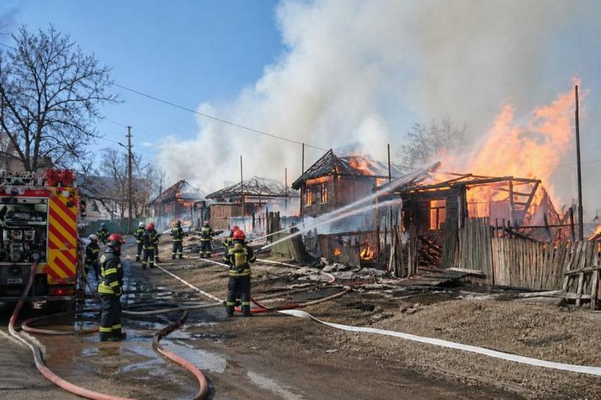 Case distruse de flăcări în Soveja. Ajutoare guvernamentale pentru victimele incendiului