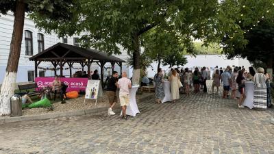 „Vin la curte” în curtea Bibliotecii „Alexandru D. Xenopol” din Arad