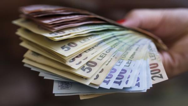 Vești bune pentru 1,8 milioane de angajați din România. Salariul minim european va introdus de la 1 iulie