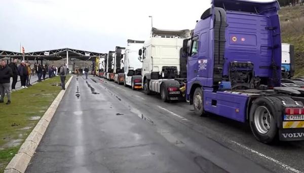 MAI: Trafic &icirc;ngreunat pentru camioane la vămile cu Serbia din cauza protestelor