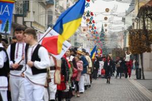 „Noi umblăm a colinda”: Colinde și paradă de costume populare în centrul Oradei