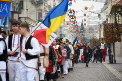 „Noi umblăm a colinda”: Colinde și paradă de costume populare în centrul Oradei