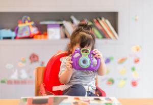 Senatorii au adoptat proiectul care le asigură copiilor cu autism tratamente stomatologice gratuite