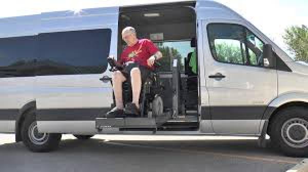 Refuzul de a transporta persoane cu handicap devine contravenție și se pedepsește cu amenzi dure