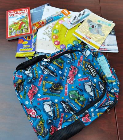 Circa 400 de elevi din Giurgiu au primit ghiozdane cu rechizite