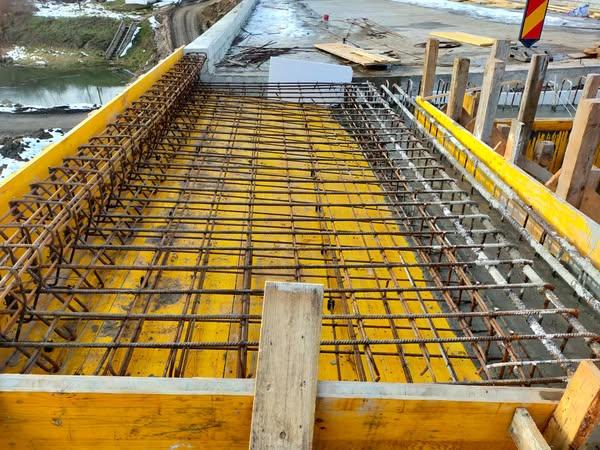 Lucrările de refacere a podului peste r&acirc;ul Crasna avansează