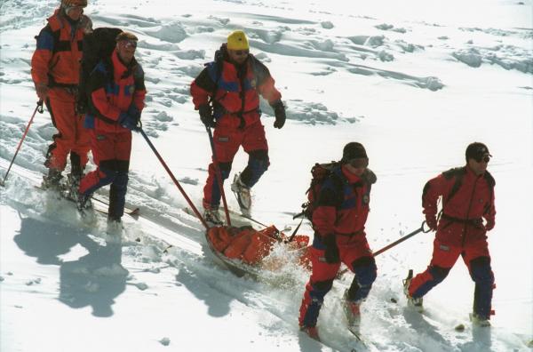 Două femei, surprinse de o avalanșă în Munții Bucegi, sub vârful Țigănești
