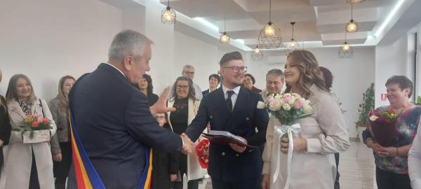 Tinerele cupluri din Buzău primesc cărți cu istoria Buzăului, c&acirc;nd se căsătoresc și &icirc;ndemnul să fie m&acirc;ndri de originile lor de buzoieni