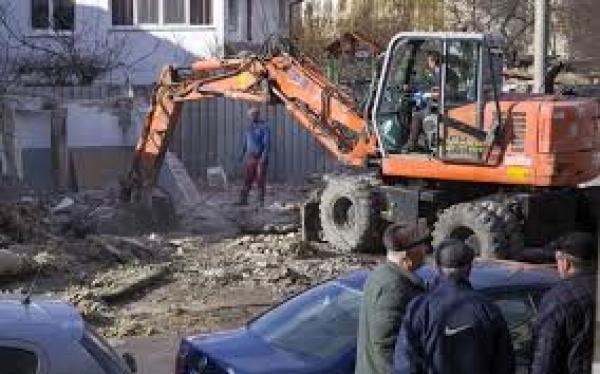 Administrația Sectorului 2 a început demolarea garajelor improvizate de pe domeniul public