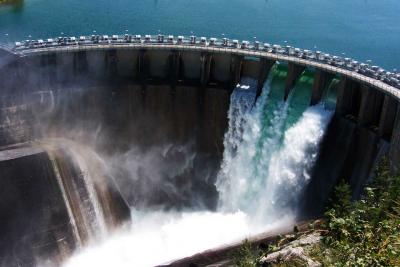 Premieră la Hidroelectrica. O centrală electrică cu panouri fotovoltaice va fi amplasată pe un lac din Olt