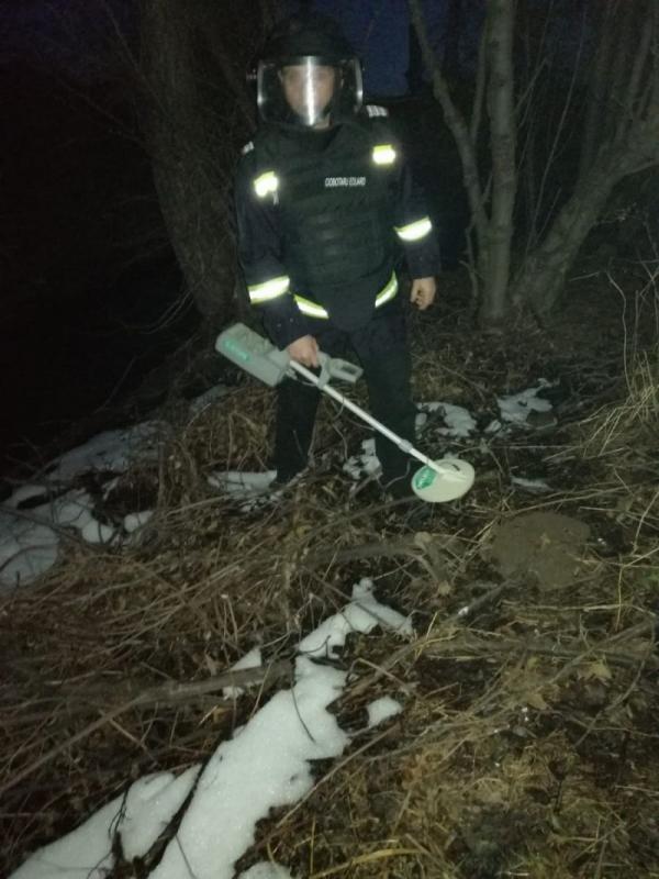 Grenade, descoperite pe malul unui r&acirc;u